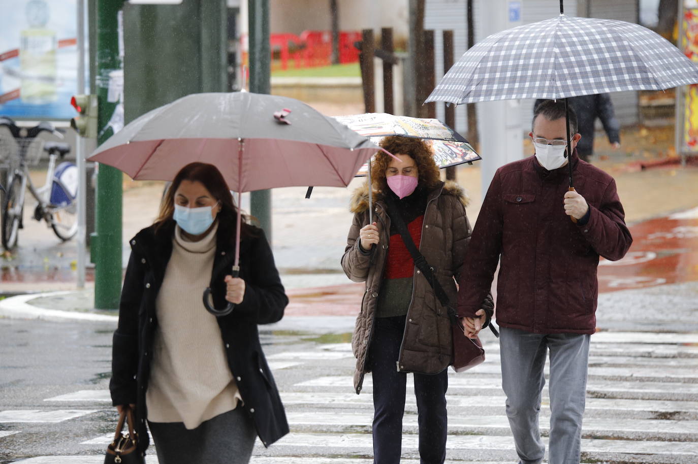 El primer día de la vuelta de las mascarillas a las calles en Córdoba, en imágenes