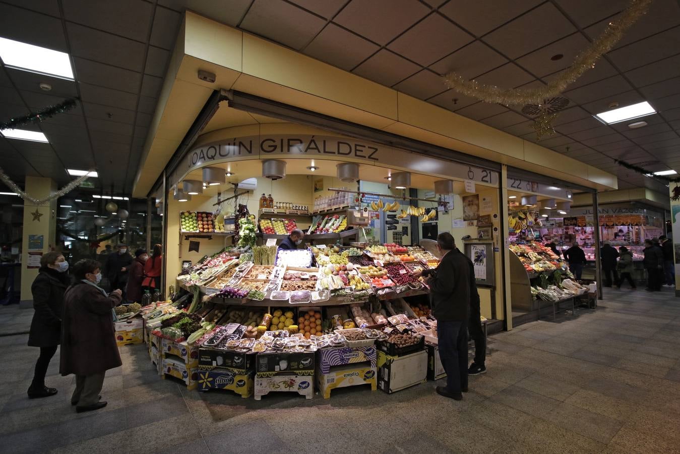 Los mercados de Sevilla han ofrecido sus mejores productos para la Navidad. JUAN FLORES