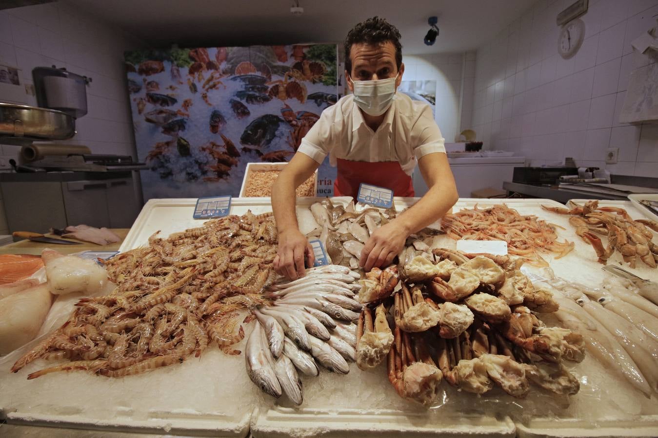 Los mercados de Sevilla han ofrecido sus mejores productos para la Navidad. JUAN FLORES