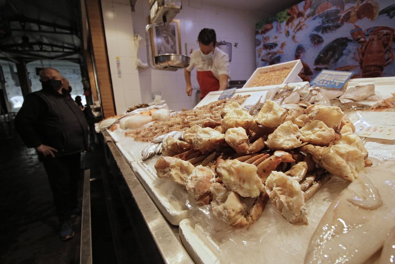 Los mercados de Sevilla han ofrecido sus mejores productos para la Navidad. JUAN FLORES