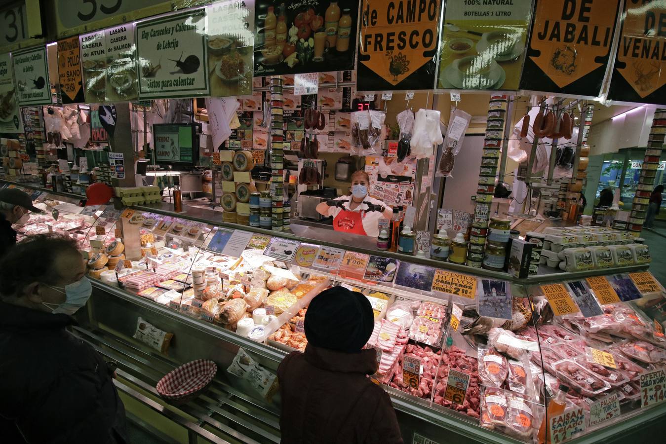 Los mercados de Sevilla han ofrecido sus mejores productos para la Navidad. JUAN FLORES