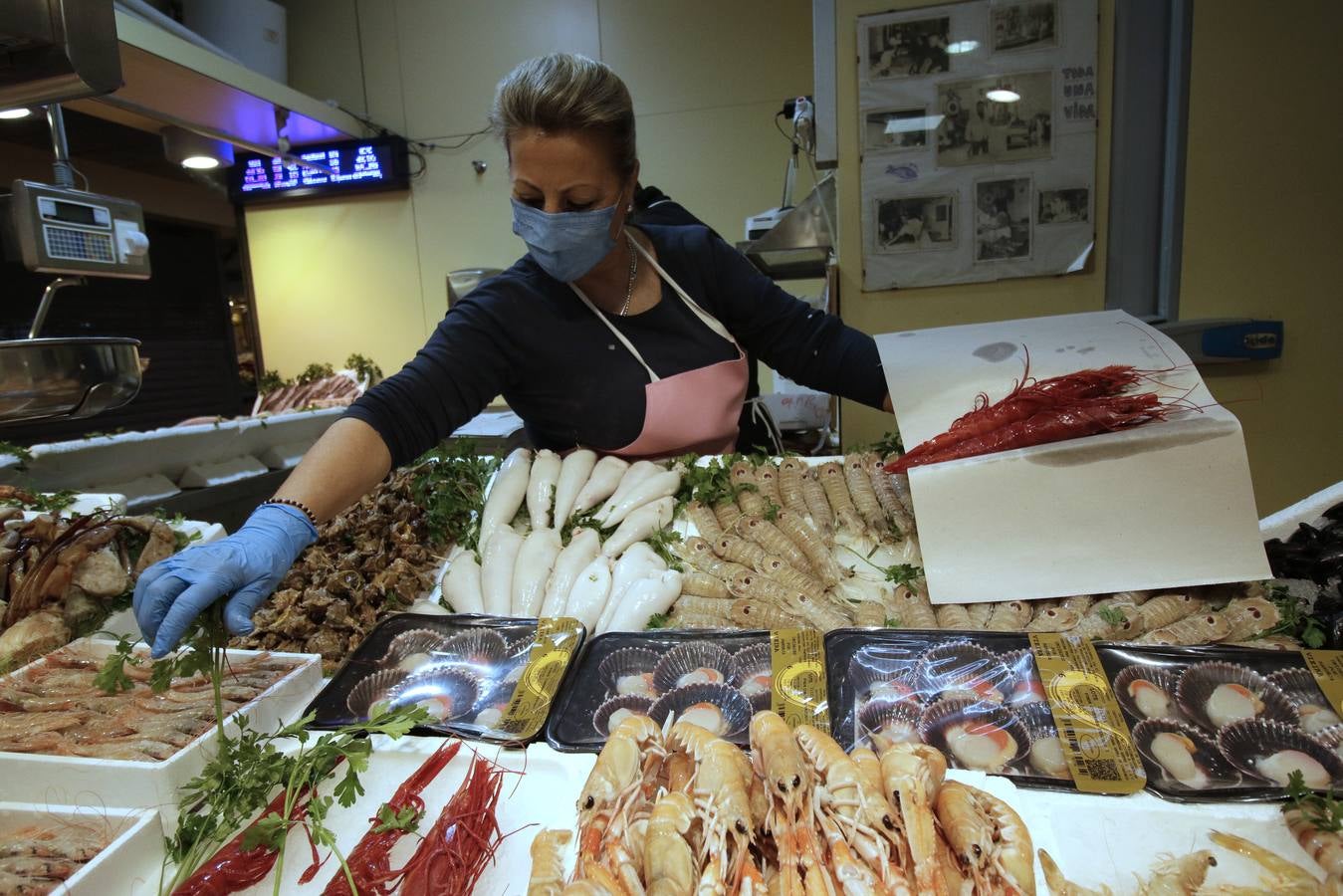 Los mercados de Sevilla han ofrecido sus mejores productos para la Navidad. JUAN FLORES