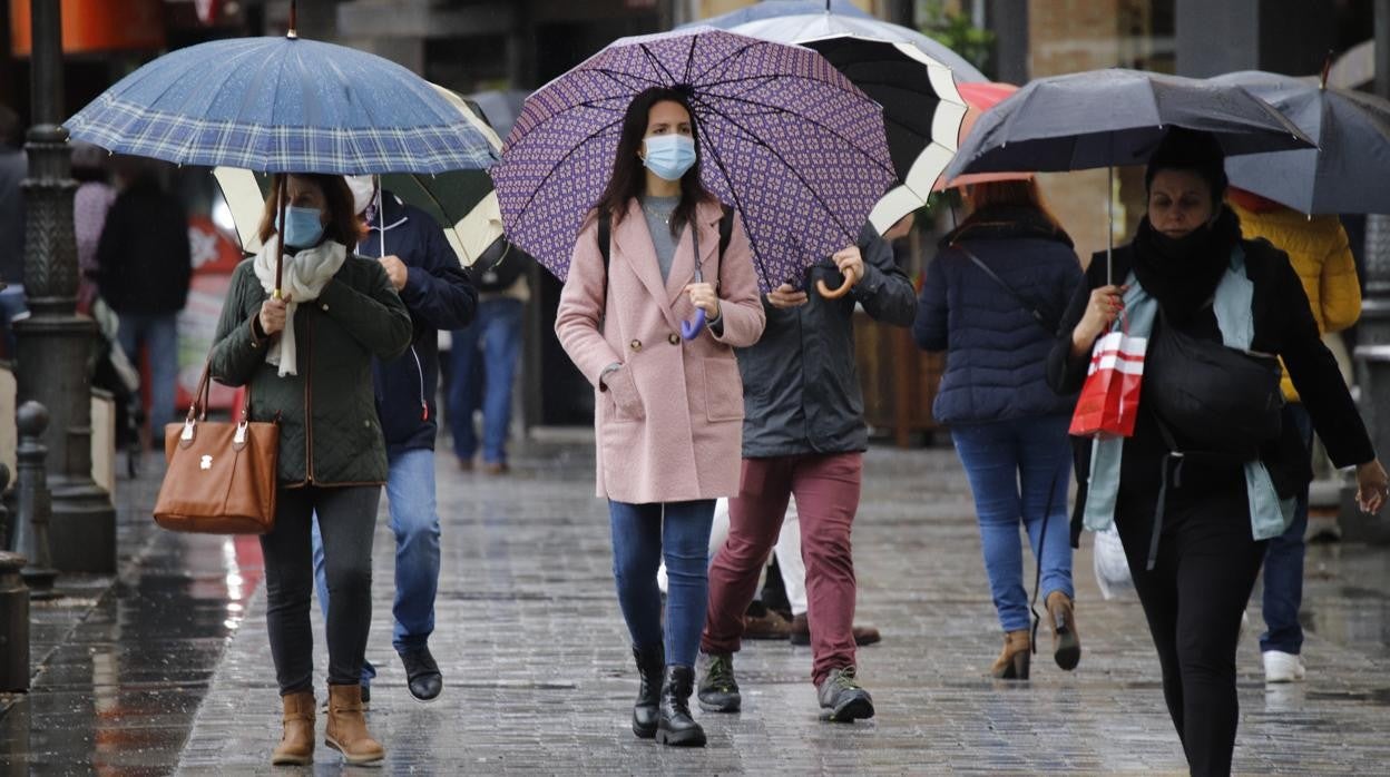 El primer día de la vuelta de las mascarillas a las calles en Córdoba, en imágenes