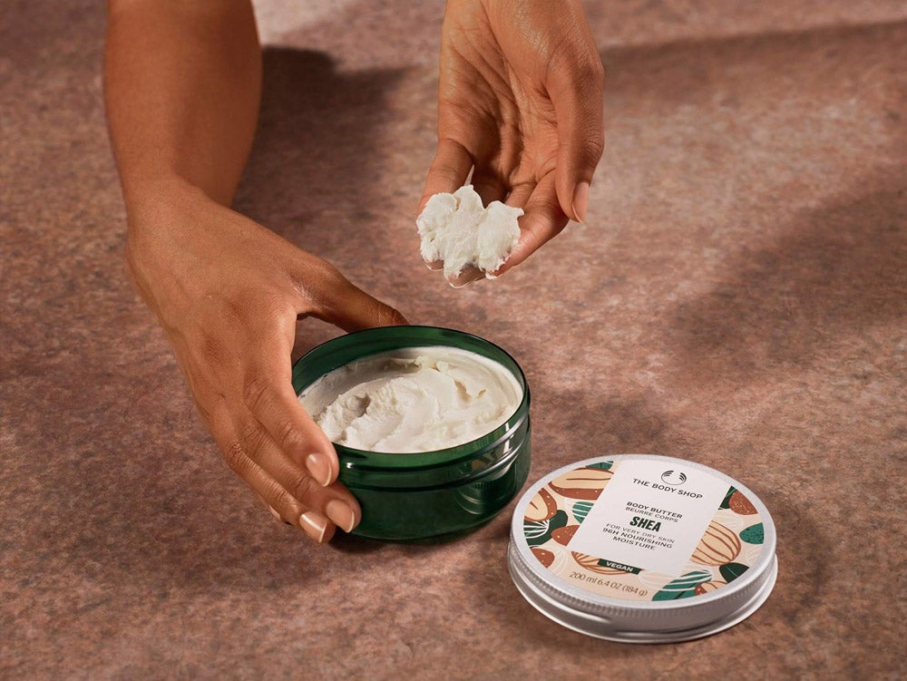 Body Butters de The Body Shop (17 €). En 1992 Anita Roddick, fundadora de The Body Shop, lanza la primera body butter de mango. 20 años después estas hidratantes corporales se han convertido en el best-seller de la firma, vendiéndose una cada 3 segundos en todo el mundo. La idea original no ha cambiado, pero la fórmula se ha mejorado, y hoy en día cuentan con al menos un 95% de ingredientes de origen natural. Ofrecen hasta 96 horas de hidratación y están disponibles en diversas versiones: aguacate, leche de almendra, karité, moringa, argán…