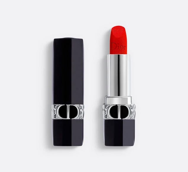 Barra de labios Rouge Dior (41 €). El rojo de labios más famoso es el Rouge Dior, creado por marca francesa en 1949, y llamado a convertirse en cosmético de culto desde su nacimiento. Hoy conocido como 999, es un rojo icónico con acabado aterciopelado. Actualmente Rouge Dior cuenta con 75 colores intensos de acabados satinado, mate, metalizado o aterciopelado. Una barra de labios de larga duración, que proporciona hasta 16 horas de confort a los labios.