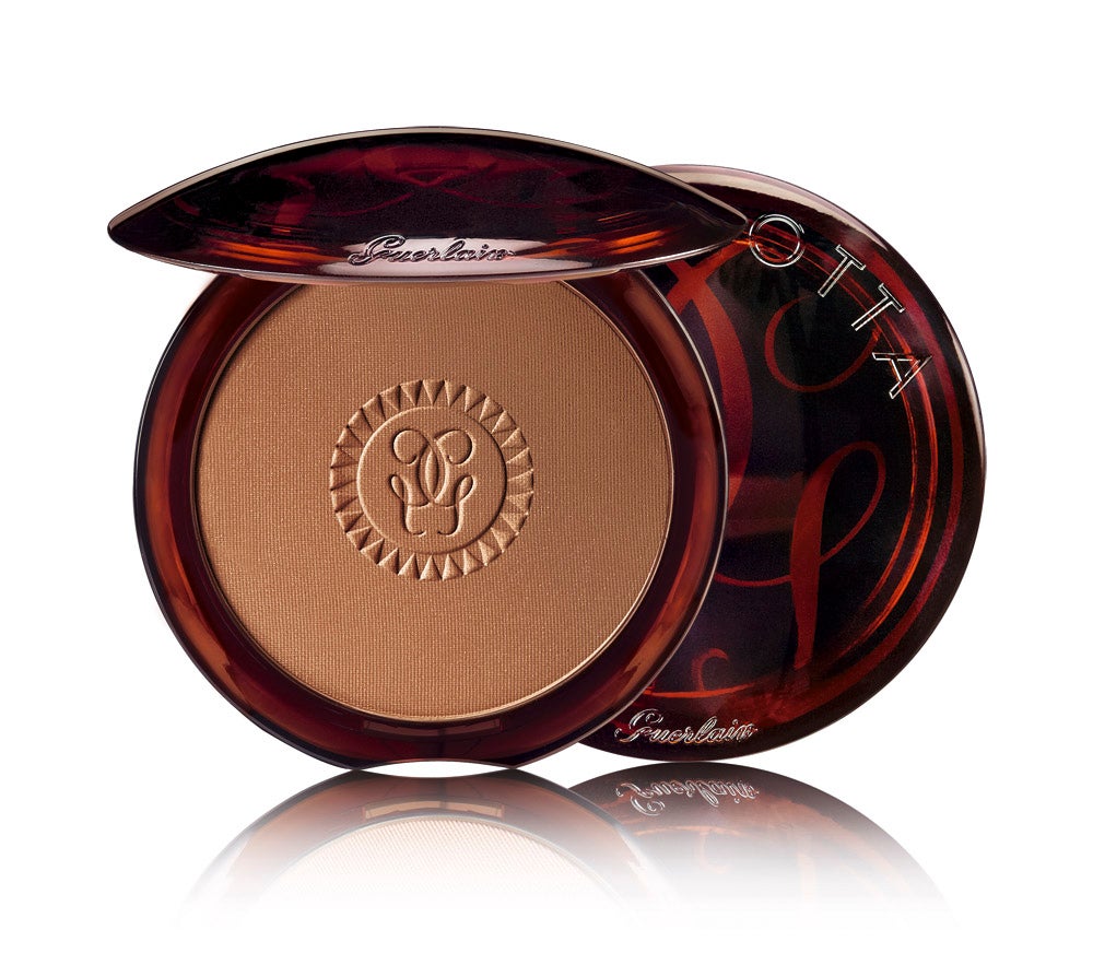 Polvos Terracotta de Guerlain (49 €). Nacen en 1984 con el objetivo de iluminar la piel de las mujeres de todo el mundo. Terracotta fue el primer maquillaje que homenajeaba y unía todas las etnias y su culto al sol. Su éxito fue inmediato, ya que, por primera vez, se podían aplicar estos polvos tipo blush sobre todo el rostro, directamente después de la crema hidratante, sin efecto acartonado. Desde entonces y hasta hoy, su fórmula ha evolucionado, sin cambiar su esencia y manteniendo el principio por el que fueron creados: un bronceado modulable a placer. Cada 25 segundos se vende un Terracotta en el mundo.