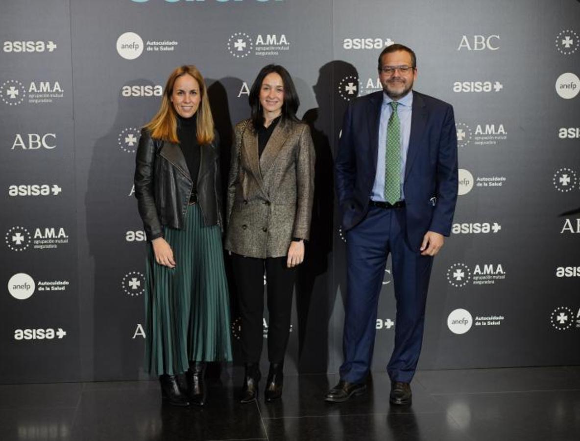 El equipo de Comunicación de Roche. De izqda. a dcha. Clara Castaño, Beatriz Lozano y Antonio González. 