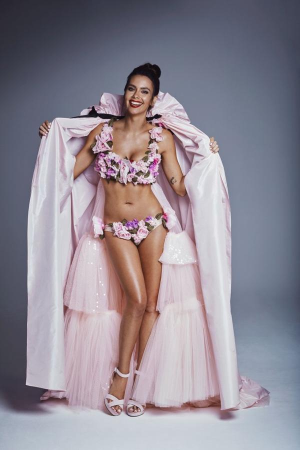 2018 - Los looks de Cristina Pedroche en las campanadas. Un bikini floral en tonos pastel con una braguita brasileña y un top con escote cuadrado y gruesos tirantes que combinó con unas sandalias de tiras rosa empolvado con plataforma.