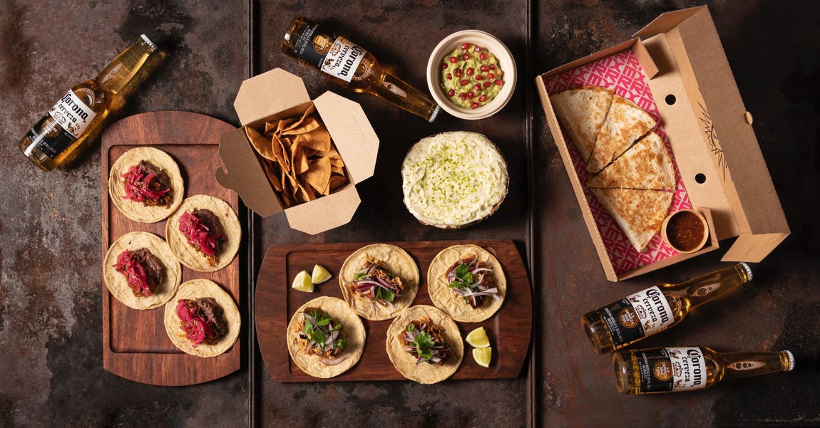 Opción delivery: Menú Año Nuevo MXRR by Corona. Y para aquellos que quieran arrancar el año celebrando en casa su propio homenaje gastronómico, la marca de cervezas Corona presenta una colaboración muy especial junto con el reconocido chef Roberto Ruiz, galardonado con una estrella Michelin. Se trata del: “Menú Año Nuevo MXRR by Corona”. Una propuesta para compartir que arranca con un clásico guacamole con granada y totopos de maíz artesanales, seguido de unos tacos de cochinita pibil con cebollas encurtidas y frijol negro y otros de costilla de res en salsa de tres chiles acompañados de una elaboración en exclusiva de Roberto Ruiz para este menú: la sabrosa quesadilla norteña de ternera en su jugo. El broche final lo pone una deliciosa tarta de zanahoria con un toquecito de canela, “la gringa pelirroja”, también creada para la ocasión. El menú llega acompañado de cuatro cervezas Corona y estará disponible a través de sus plataformas de delivery por un precio de 62,80 euros, del 2 al 9 de enero.