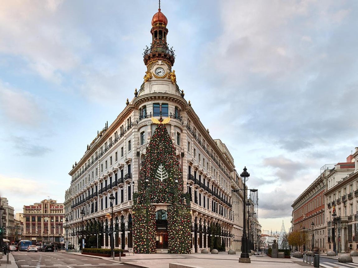 Madrid: Hotel Four Seasons. Otro de los grandes hoteles de lujo de la capital, convertido además en emblema de la iluminación navideña con su ya tradicional árbol es Four Seasons Madrid. Para acabar el año de la mejor manera, el hotel propone una gala de Nochevieja en la que ofrecerá un espectacular menú amenizado con música en vivo para vivir una experiencia gastronómica única que comenzará con un aperitivo con corte helado de parmesano y trufa; perla de ostra al champagne; paté de ave trufado al vino oloroso; tartar de wagyu y caviar; croqueta de gambas, seguido de una deliciosa ensalada de alcachofas y angulas de entrante y un foie al vapor con consomé de pularda, cebolla asada y yema huevo como entrante caliente de esta propuesta. La caldereta de langosta de pescado y el pithivier de pichón con trufa y salsa perigourdine como la especialidad de carne para culminar con deliciosos y variados postres; y una fiesta posterior con barra libre de marcas premium. Precio de Menú y Maridaje: 1.300 euros. Con opción de asistir únicamente al cotillón (sin cena) por 350 euros. El alojamiento en el hotel para estas fechas parte de los 855 euros.