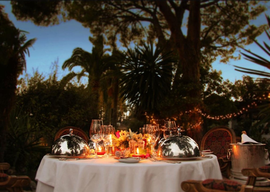 Málaga: Marbella Club. Bajo el sol de Marbella, Marbella Club se convierte en un destino en sí para disfrutar de las vacaciones de Navidad con una propuesta gastronómica y wellness de ensueño pensada para huéspedes y locales. En este exclusivo alojamiento, el año se despide con un menú de Nochevieja de lujo que eleva la experiencia gastronómica al nivel de una noche especial: ostras con caviar, consomé escoffier y paupiettes de lenguado y bogavante con carabinero en salsa de corral son los entrantes de este menú de vanguardia. El plato principal, un solomillo de ternera de lechal son salsa périgueux, verduras ecológicas y patata amandina se complementa a la perfección con una bavaroise de frutos del bosque, un postre frío típico francés. Una gala para despedir el año en la que no faltará la música en directo y las uvas de la suerta. Precio: 950 euros/ persona