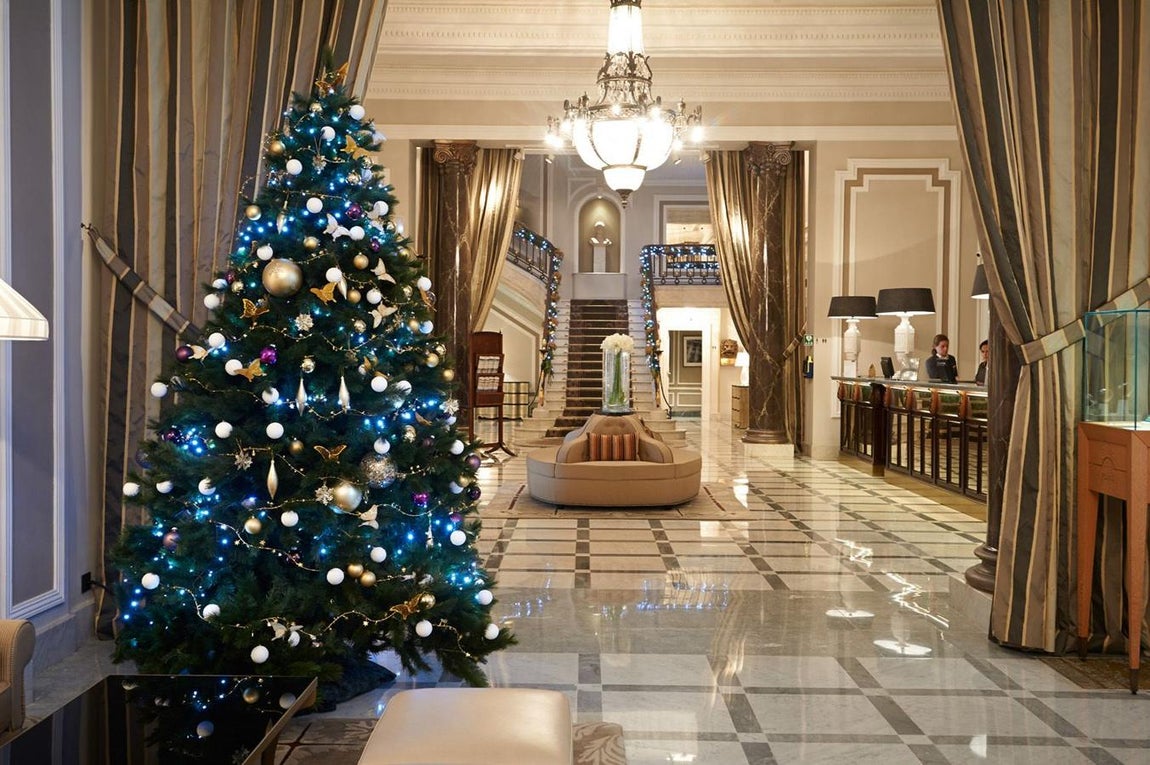 San Sebastián: Hotel María Cristina. Inaugurado en 1912, el emblemático hotel donostiarra ha preparado un menú de Nochevieja cargado de sabor en el que no faltarán la coctelería y la música en directo para crear un ambiente de lujo. Aquí, durante la última noche del año se podrán disfrutar de platos como el Bogavante y su tártara al natural, Solomillo con patata cremosa y trufa, Merluza con crema de berberechos y guisantes al txakoli, entre otros. Precio: 350 euros/ persona.