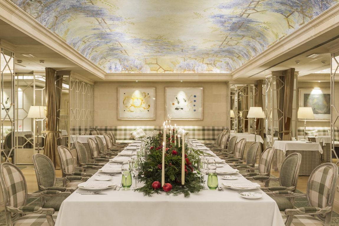 Barcelona: Majestic Hotel &amp; Spa Barcelona. Entre las propuestas más destacadas de la Ciudad Condal, destaca la del hotel Majestic. Una cena de lujo en la que tradición e innovación se dan la mano para ofrecer una armonía de sabores con la que recibir el Año Nuevo, con dos propuestas para poner el broche de oro al año. Por un lado en el Restaurant SOLC servirán un menú con exquisiteces como el Tartar de lubina salvaje con caviar Baeri, el Suquet de galtas de rape con gnocchis de alga codium o la Terrina de pularda. Todo ello, acompañado de la mejor bodega, Champagne Ruinart Blanc de Blancs Magnum Brut, A.O.C. y música en vivo (420€ / por persona). Mientras que en el Salón Mediterráneo se empezará la cena degustando Jamón ibérico de bellota “Carrasco”, Brioche de caviar Baeri y yema curada, “Udon” de atún rojo con ponzu y Bombón de piña colada. Para seguir con el Gelé vegetal con gamba blanca, alga codium y cangrejo real, Lenguado con apio nabo laminado y suero de parmesano o la Espaldilla de ternera ecológica con salsa de trufa negra de Osona y chirivías lacadas, entre otras creaciones. Precio: 375 euros/ persona.