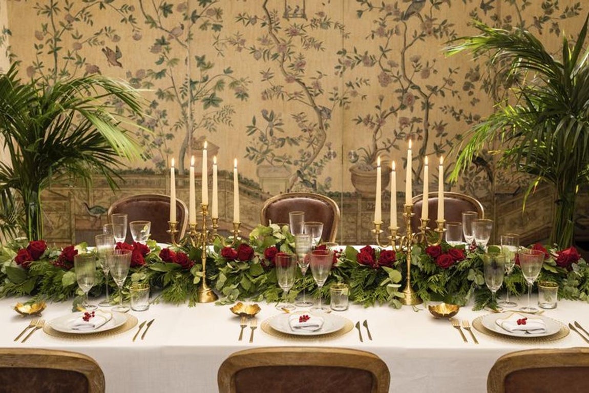 Madrid: URSO Hotel &amp; Spa. El emblemático hotel retoma este año su habitual Pre- Party antes de la cena de Nochevieja. Una fiesta ideal para reunirse, en la que se podrá escuchar música en vivo y degustar deliciosos canapés bajo la temática “Siglo de oro”. Para la última cena del año, el equipo de Media Ración contará con un banquete que dará comienzo con entrantes como con Hojaldre de presa y berenjena con queso Comte, Pastel de cordero aromatizado con canela y frutos secos; Pastel de setas y pato aromatizado con azafrán y naranjas. Para dar paso a una Sopa de calabaza y perdiz con castañas; un Rodaballo con cebollas asadas llenas de lechuga y gambas aromatizadas con galanga y azafrán; y el Pastel hojaldrado de faisán con membrillo, frutos secos y frutas deshidratadas al aroma de la flor de casia. Una Tarta de fruta cocida en vino y cítricos con mazapán acompañado de sabayón de naranja sanguina podrá el toque perfecto a la velada. Tras las campanadas, la velada continuará con una sesión de DJ y barra libre, por un precio de 350 euros.