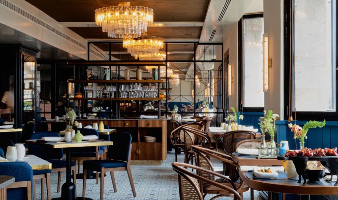 Valencia: Only YOU. La cadena hotelera Only You celebraba en este 2021 la apertura de dos de sus nuevos hoteles estrenándose fuera de Madrid. Tanto en Valencia como en Málaga, los recién inaugurados alojamientos proponen un Fin de Año por todo lo alto y algunas propuestas de brunch para inaugurar el 2022 con actuaciones en directo. Zamburiñas, solomillo de añojo o postres como las 8 texturas de chocolate de Oriol Balaguer son algunos de los platos que completan la propuesta para cerrar el 2021 por todo lo alto. Precio: CPV