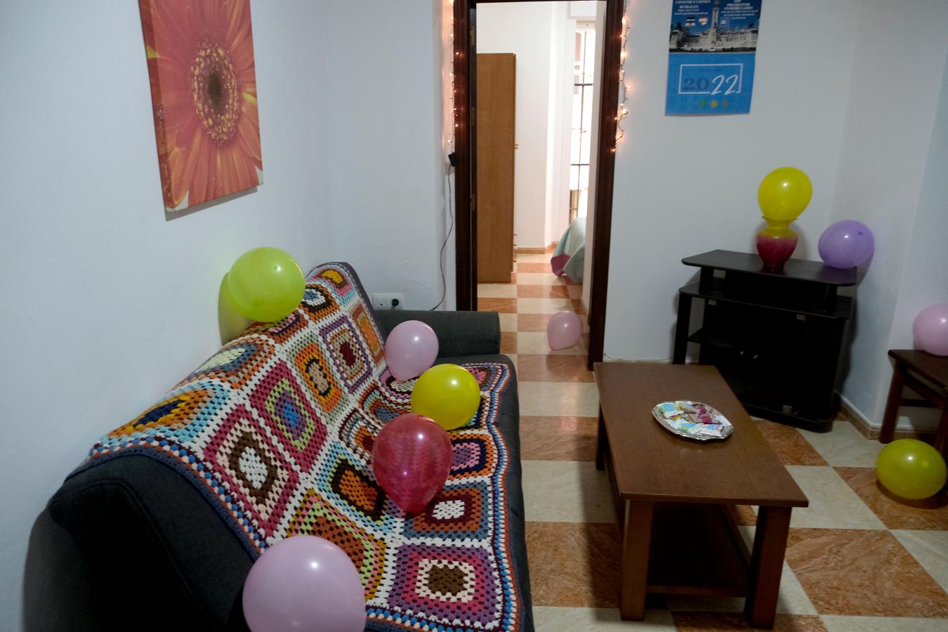 En imágenes: La llegada del abuelo José María, que vivía en un coche, a su nueva casa