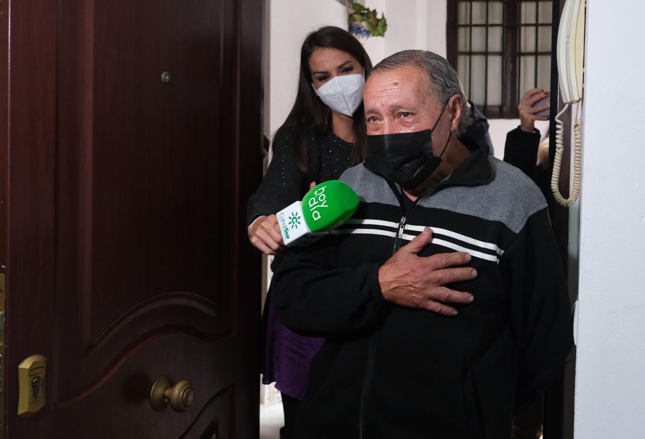 En imágenes: La llegada del abuelo José María, que vivía en un coche, a su nueva casa