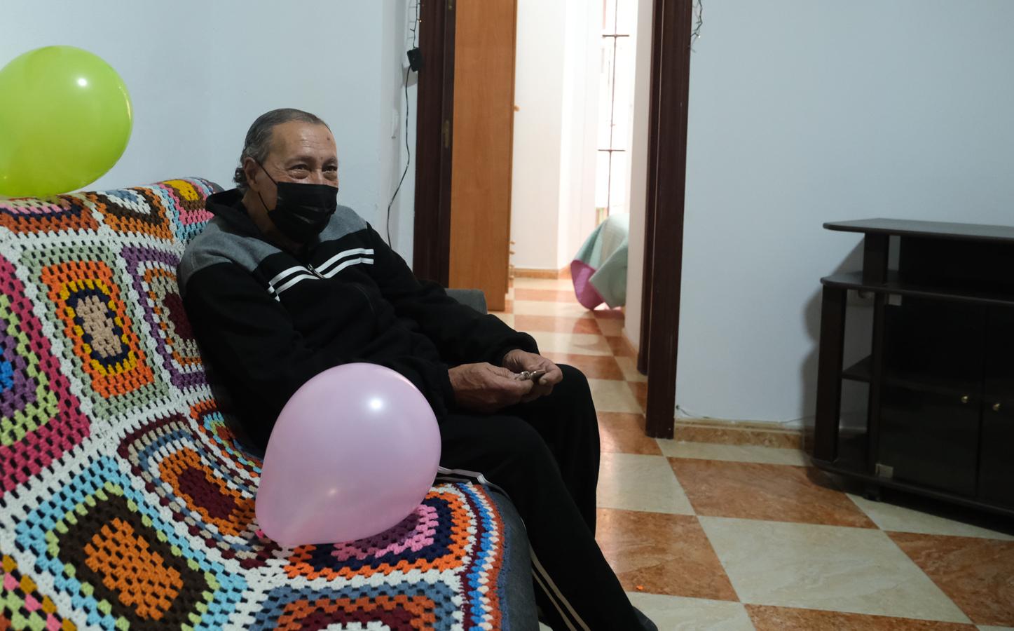 En imágenes: La llegada del abuelo José María, que vivía en un coche, a su nueva casa