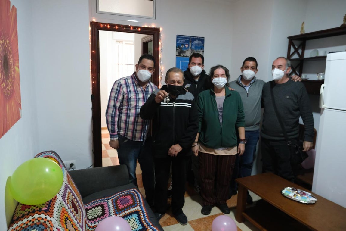 En imágenes: La llegada del abuelo José María, que vivía en un coche, a su nueva casa