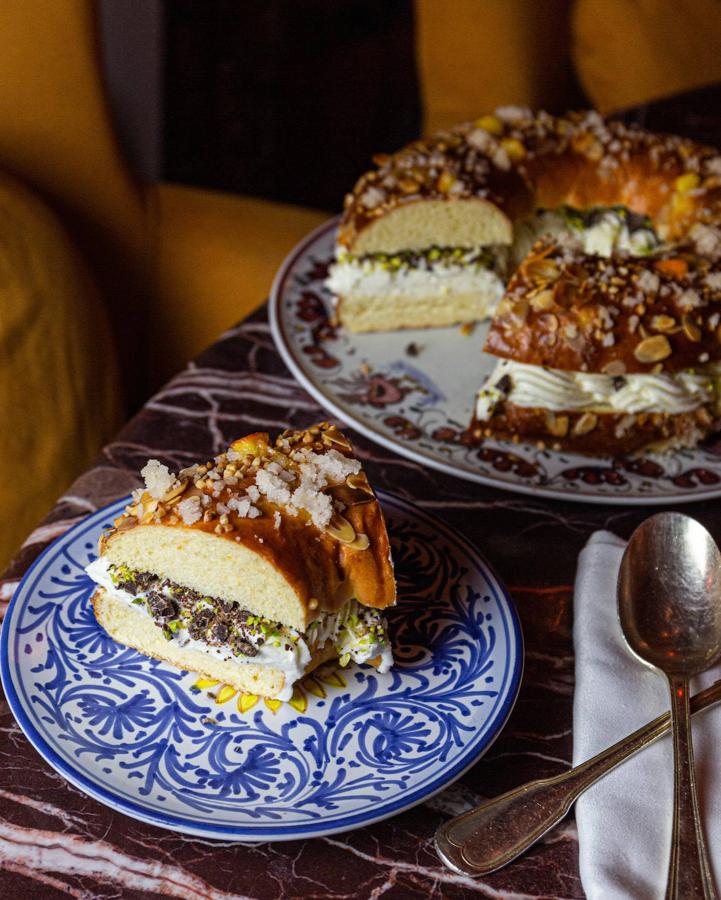 Big Mamma. El chef pastelero Daniele Tasso ha elaborado una versión libre del roscón de Reyes que estará disponible en Bel Mondo y Villa Capri durante los días 5, 6 y 7 de enero. El repostero ha dado su particular toque italiano al relleno con una base de crema 'alla ricotta, panna, pistacchio e cioccolato' –ricota, nata, pistacho y chocolate–, al más puro estilo de un 'cannolo siciliano'. Velázquez, 39.
