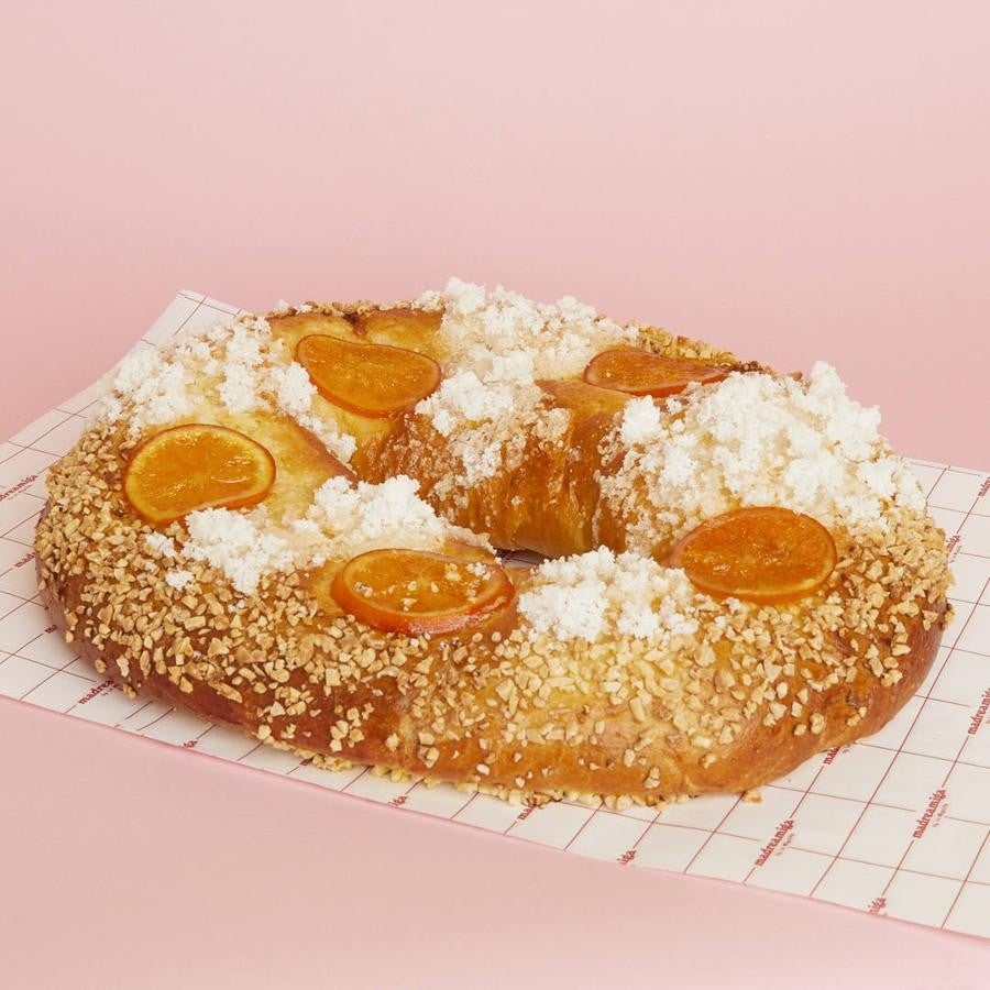 Madreamiga. La maestra repostera Begoña San Pedro elabora en su obrador de Cuatro Caminos uno de los roscones de autor más aplaudidos de la capital. Su receta lleva huevos camperos gallegos, harina de Huesca, aceite de oliva virgen de Jaén, la masa madre de sus panes, naranja y limón rallados a mano, azúcar, sal y el líquido de las naranjas confitadas que lo culminan junto con almendra marcona. Se requieren más de 24 horas hasta disponer de la mezcla de la masa precisa y, para que esté lista, hay que dejarla reposar en frío durante 18 horas para hornearla por último durante 20 minutos a 180 grados. San Pedro únicamente trabaja el Roscón de Reyes de 750 gramos –entre 8 y 10 raciones–. Lo vende en su versión tradicional, sin relleno de ningún tipo, aunque los clientes pueden adquirir con sus roscones mangas de nata y de trufa elaboradas en el propio obrador para rellenar ellos mismos las porciones que deseen. Acepta encargos para enviar a cualquier punto de España. Precio: 31 euros (gastos de envío no incluidos). Se puede reservar y comprar en sus obradores de la calle de Teruel, 26; y en la Avenida del Monasterio de El Escorial, 33.