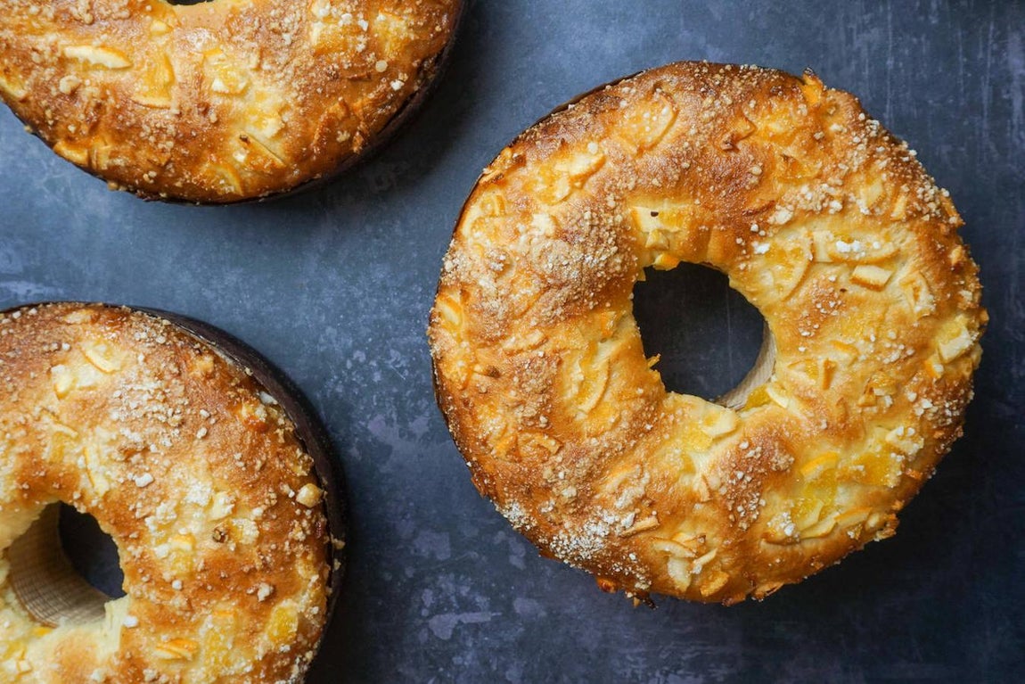 El horno de Babette. Aunque fiel en el sabor, el de El horno de Babette no es un roscón al uso. Redondo y en molde, Beatriz Echeverría ha querido primar la textura de la miga y los sabores naturales de este pan festivo. También utiliza agua de azahar Luca de Tena, ralladura natural de limones y naranjas, huevos ecológicos Bgüe y mantequilla. Este obrador ha decidido limitar este año el número de roscones ante la altísima demanda que tienen a 1.800 unidades. «Cada año tenemos más demanda y no queremos perder la perspectiva de lo que estamos haciendo, una elaboración artesana muy cuidada que nuestros clientes valoran al máximo, y esperan con entusiasmo cada Navidad», explica Echeverría. 