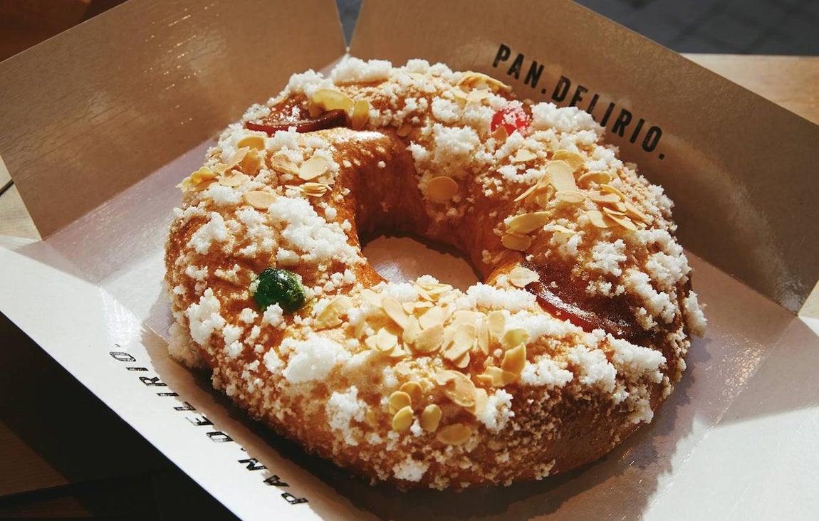 Pan Delirio. Javier Cocheteux padre e hijo, fundadores de la cadena de obradores artesanales Pan Delirio, ofrecen este roscón elaborado con la receta familiar que llevan haciendo más de 60 años en su casa. Solo lleva ingredientes naturales: masa madre, harina, mantequilla, leche, huevos, agua de azahar, azúcar, sal, ron y ralladuras artesanales de naranja y limón. «Lo hacemos con el mismo mimo con el que se hace en casa, sin conservantes y sin aditivos, con fermentación larga y reposo en frío, como nuestros panes», explican los Cocheteux. Precios: 42 euros el roscón de kilo y 22 el de medio kilo. Sucursales en Juan Bravo, 21; Profesor Waksman, 8; y Naranjo, 7.