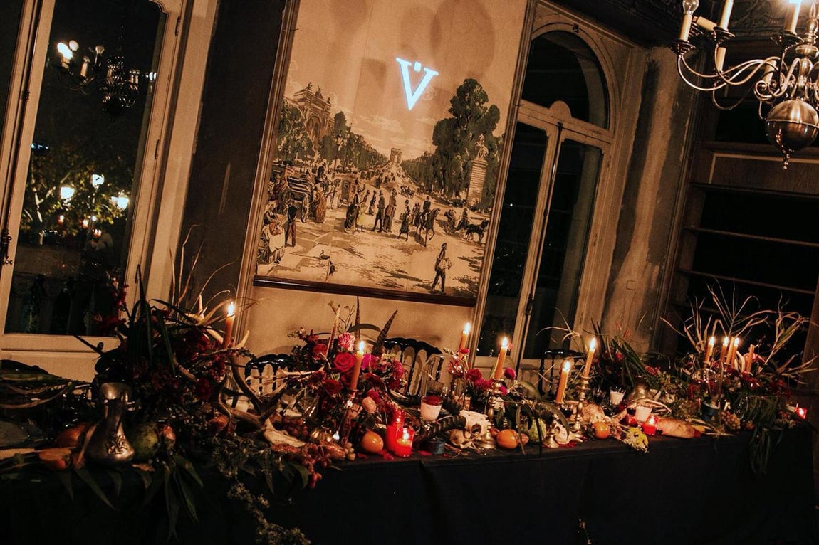 Madrid: Leclab.Madrid. Los pasillos y salas de elegante decadencia de Leclab.Madrid serán el escenario perfecto para una celebración épica de Nochevieja. Una propuesta que incluye un sofisticado menú gastronómico por 185 euros -con cóctel de bienvenida y cena- aderezado con una espectacular animación burlesque, uvas y cotillón que incluye la entrada a la Fiesta de Año Nuevo y que tendrá lugar a partir de las 00:30 h y a la que también puede asistirse por 65 euros con una consumición. Leclab.Madrid es un nuevo club privado ubicado en la icónica y modernista Casa Gallardo, frente a la recién reinaugurada Plaza de España de Madrid. Es el nuevo proyecto personal de Luisa Orlando que dará y sin duda promete dar mucho que hablar en el próximo 2022.