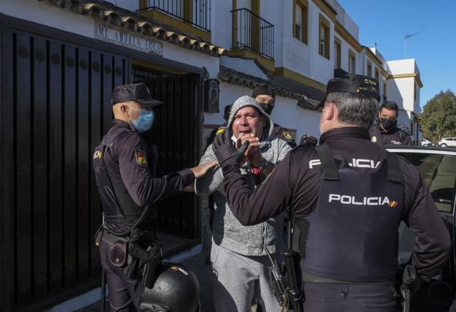 12 de mayo. Un amplio dispositivo policial formado por más de ochenta agentes desarrollaron un importante operativo para acabar con un destacado clan de narcos dedicados al tráfico de hachís y afincados en San Fernando. La operación se saldó con una decena de detenciones para desarticular a esta organización.