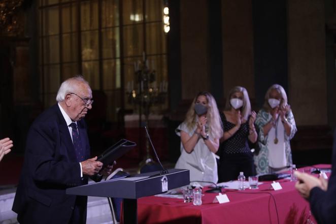 19 de julio. El Oratorio de San Felipe Neri fue el lugar elegido para homenajear a José María Pemán. La Junta aprovechó la efeméride del 40 aniversario para organizar un acto en el que participaron varios de sus familiares y la consejera de Cultura unas semanas después de que el Ayuntamiento borrara su nombre del callejero.