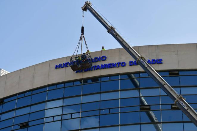 13 de agosto. El Ayuntamiento de Cádiz retiró los letreros del antiguo estadio Ramón de Carranza, que pasó a llamarse Nuevo Mirandilla, aunque las nuevas letras aún no han sido colocadas. Lo importante, parece, era borrar el nombre.