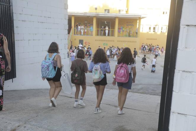 10 de septiembre. Más de 110.000 alumnos, unos 3.000 menos que el curso anterior, protagonizaron la vuelta al cole más tradicional. Sin clases telemáticas gracias a la vacunación, los estudiantes recuperaron la normalidad casi al completo, ya que se mantuvieron ciertas normas de seguridad para evitar brotes.