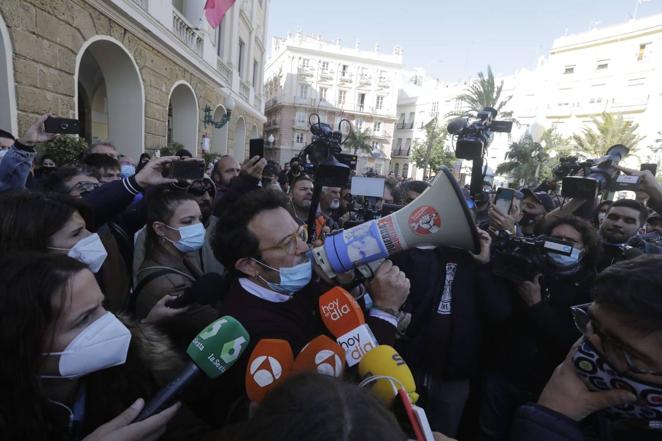 18 de noviembre. El alcalde de la ciudad, José María González ‘Kichi’, se unió a los trabajadores del Metal y, megáfono en mano, legitimó la violencia en la plaza de San Juan de Dios. «Hemos tenido que meterle fuego para que en Madrid se fijen en nosotros», reivindicó durante su polémica arenga.