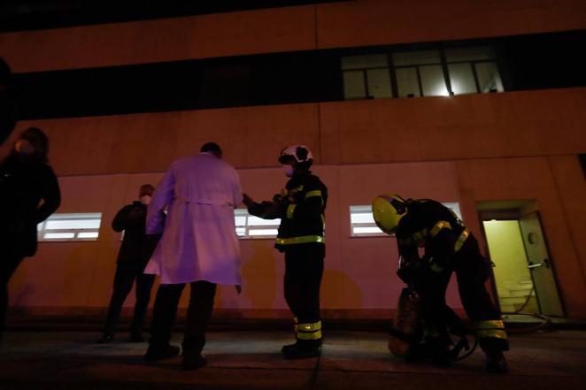 10 de febrero. Un paciente que no se encontraba en sus facultades mentales plenas prendió fuego a su colchón y provocó un incendio en la sexta planta del Puerta del Mar. El incidente pudo haber acabado en tragedia pero, por suerte, quedó en un susto.