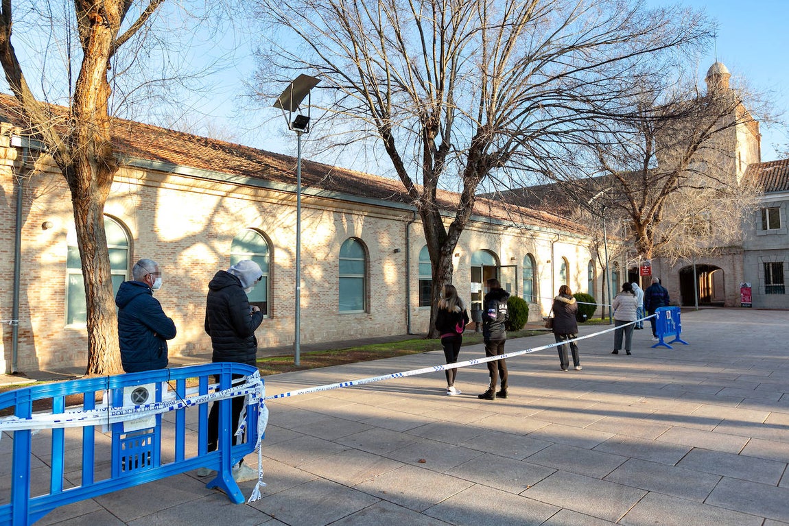 Colas en el campus de la Fábrica de Armas de Toledo, uno de los puntos para la realización de test para detectar el Covid