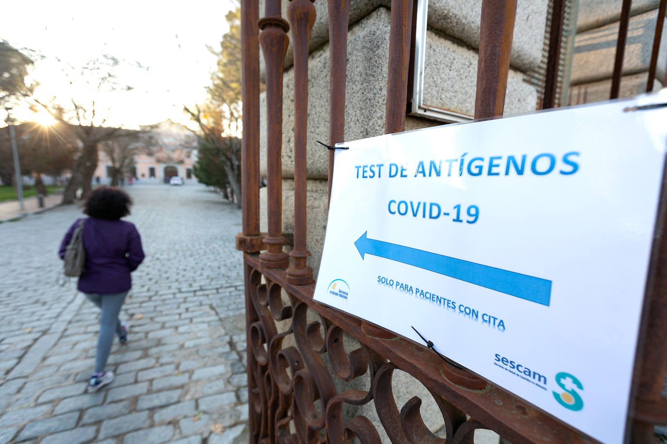 Colas en el campus de la Fábrica de Armas de Toledo, uno de los puntos para la realización de test para detectar el Covid