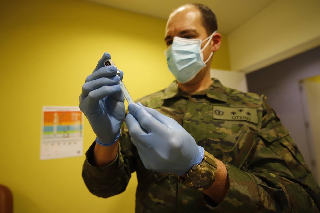 Los militares empiezan a poner vacunas Covid en Córdoba, en imágenes