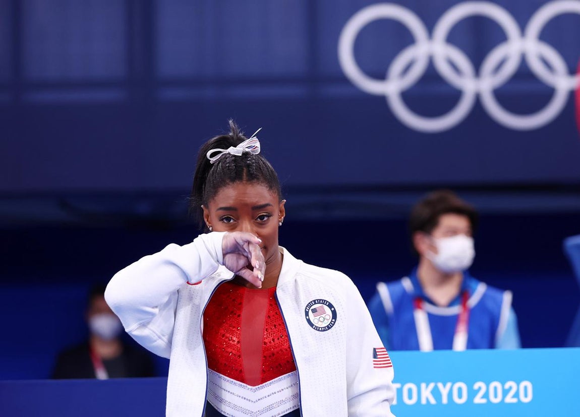 Simone Biles, protagonista de unos Juegos que sortearon al coronavirus. La gimnasta se convirtió en la protagonista de Tokio 2020 y eso que apenas pisó el tapiz. Un bloqueo mental le impidió participar de manera normal en la cita olímpica, pero su testimonio sirvió para dar visibilidad a un problema que afecta a millones de personas. En el medallero de los Juegos, España sumó 17 medallas, las mismas que en Río 2016, aunque con solo tres oros
