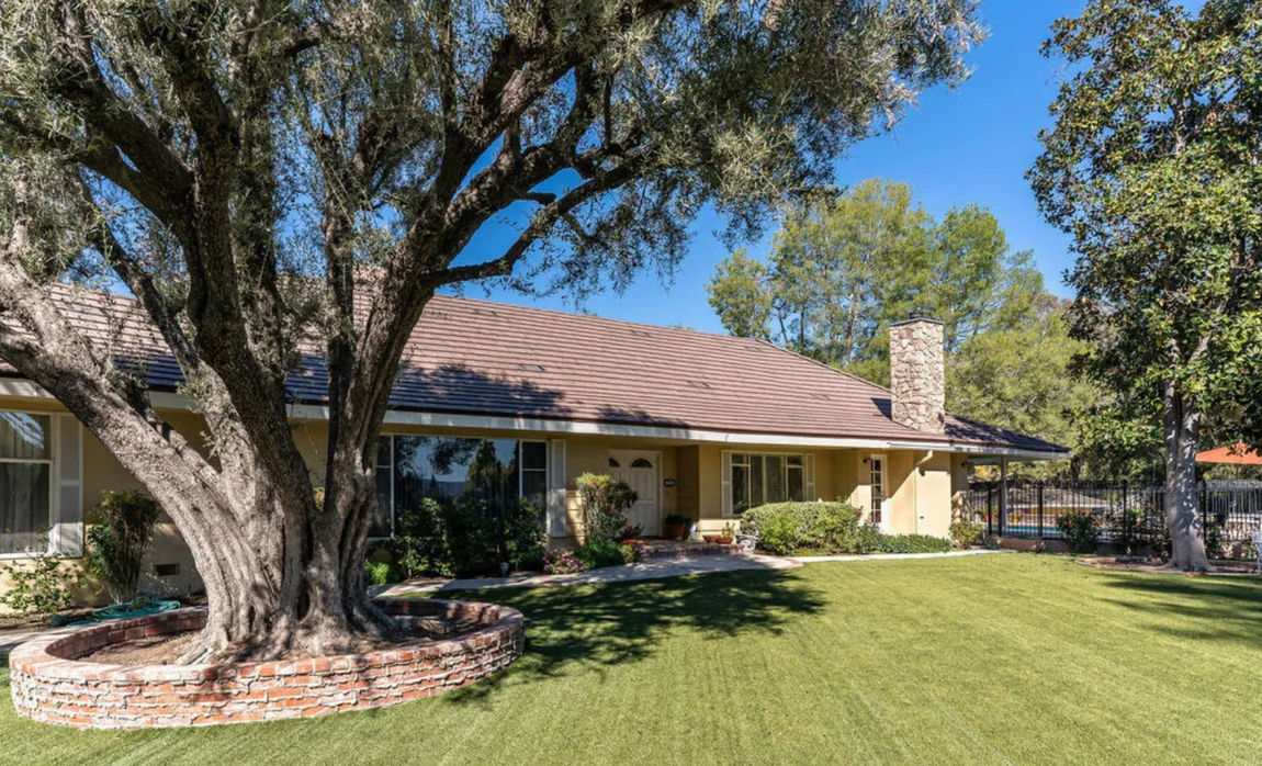 Así es la nueva propiedad de Kanye West. Parece que Kanye West no está dispuesto a renunciar a Kim Kardashian y a su familia. Por ello, tras afirmar de forma pública en varias ocasiones que quiere recuperar a su mujer, ha decidido dar un paso más y comprar la propiedad situada justo enfrente de la vivienda en la que reside, actualmente, la empresaria.