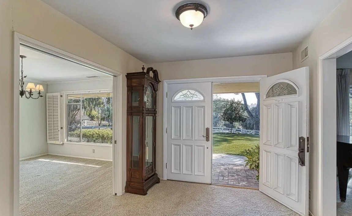 Así es la nueva propiedad de Kanye West. Para asegurarse la compra, West pagó 421.000 dólares (unos 371.476 euros al cambio) por encima del precio de venta. En total, desembolsó 4,5 millones de dólares (3,9 millones de euros al cambio).