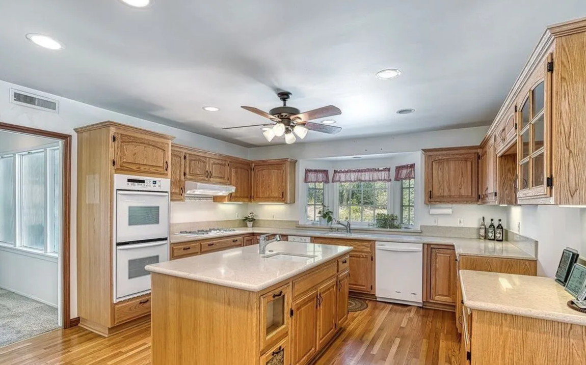 Así es la nueva propiedad de Kanye West. La cocina fue remodelada en 2005 e incluye gabinetes de madera, encimeras de granito, electrodomésticos blancos y una isla con fregadero y espacio extra de almacenaje.