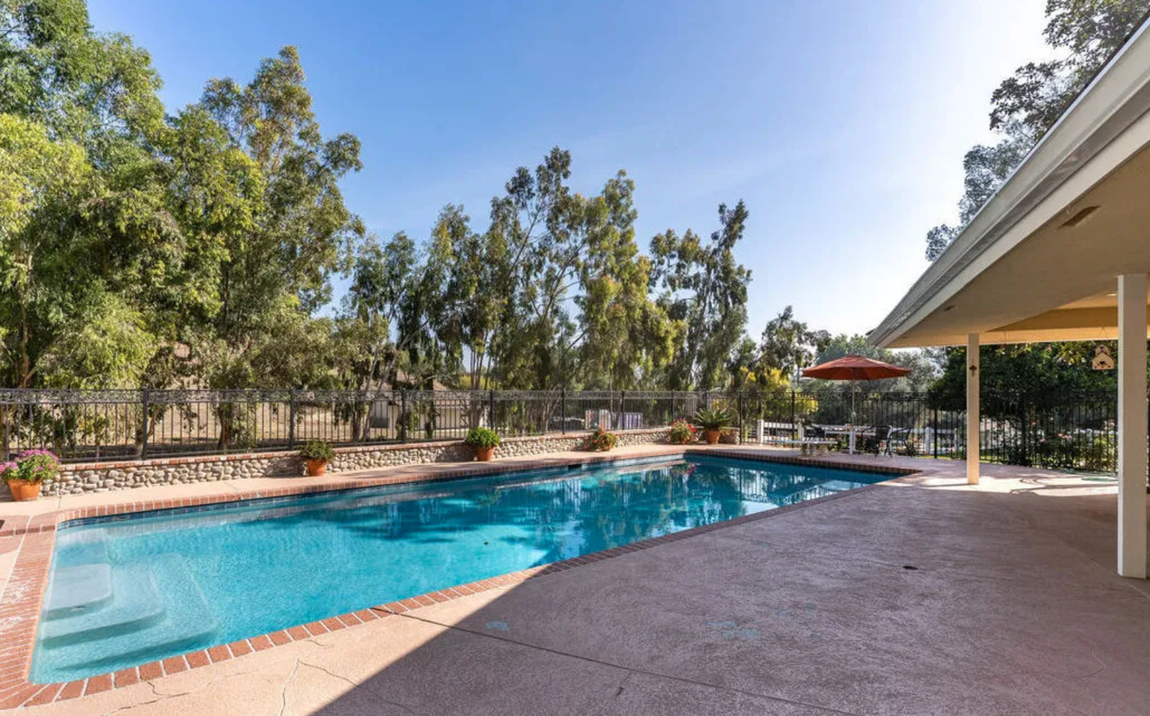 Así es la nueva propiedad de Kanye West. El rancho se extiende por poco más de un acre de tierra e incluye establos para caballos, una piscina y una amplia zona exterior con jardines. De hecho, el césped de la zona delantera fue reemplazado, recientemente, con AstroTurf, material resistente a la sequía, que, dadas las altas temperaturas que se registran en la zona, supone un ahorro considerable de agua.