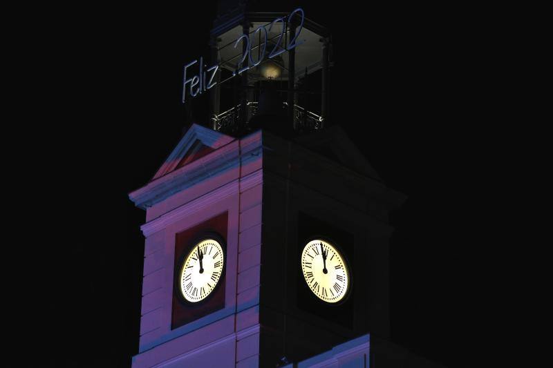 El reloj de la Puerta del Sol, preparado para las doce campanadas. 
