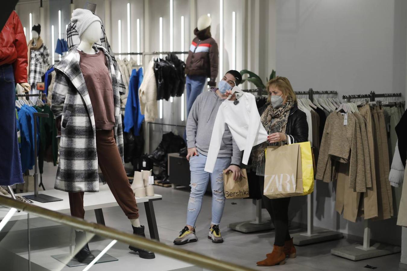 El ambiente de compras para los Reyes Magos en Córdoba, en imágenes