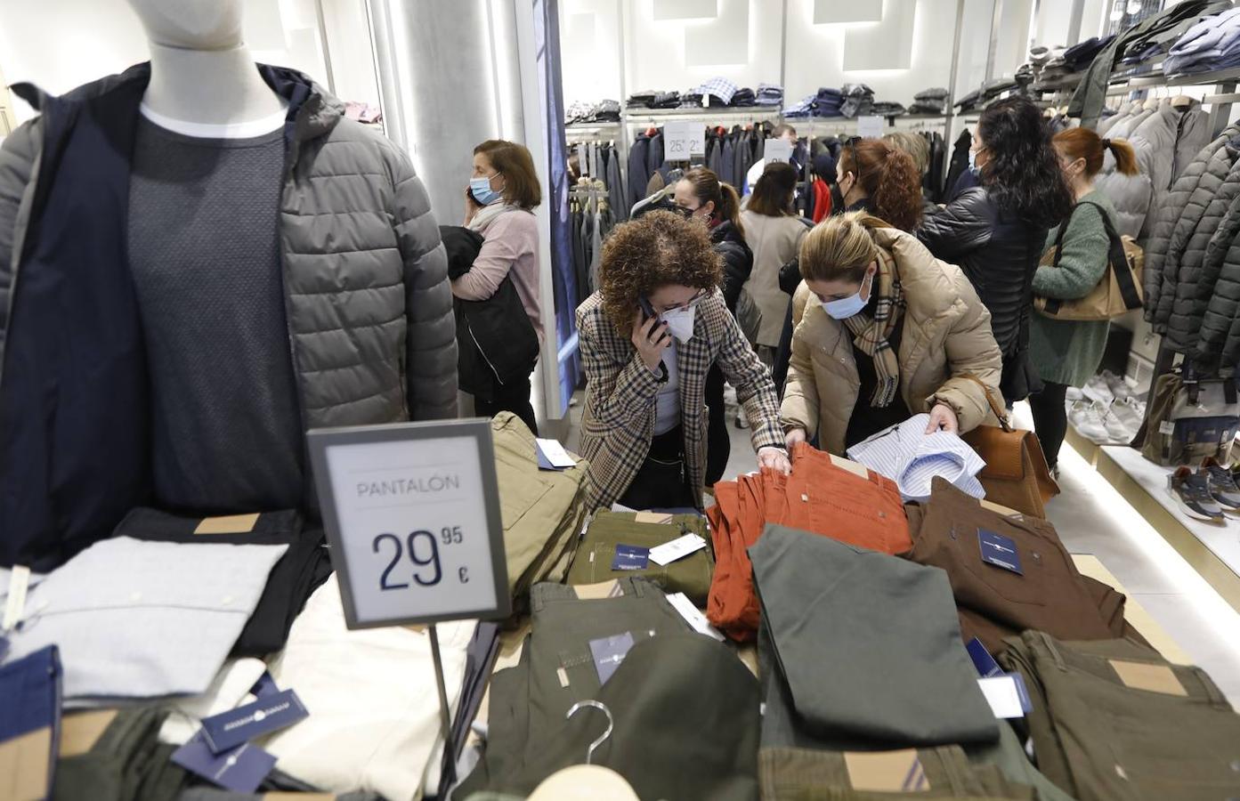 El ambiente de compras para los Reyes Magos en Córdoba, en imágenes