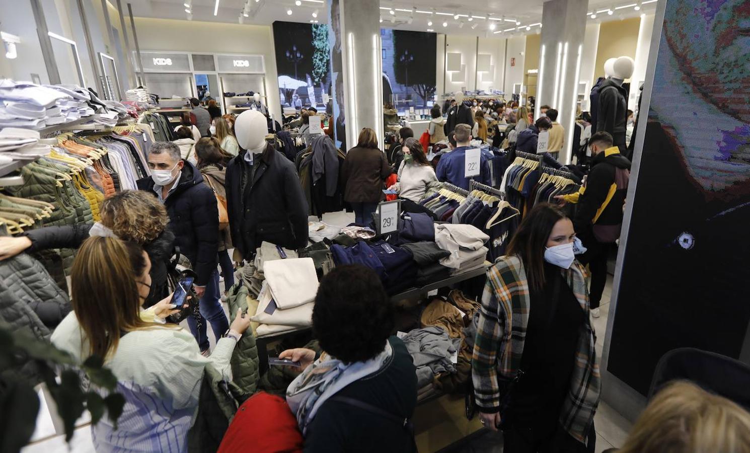 El ambiente de compras para los Reyes Magos en Córdoba, en imágenes