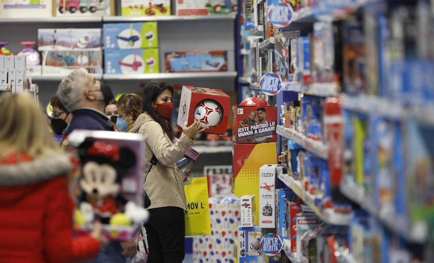 El ambiente de compras para los Reyes Magos en Córdoba, en imágenes