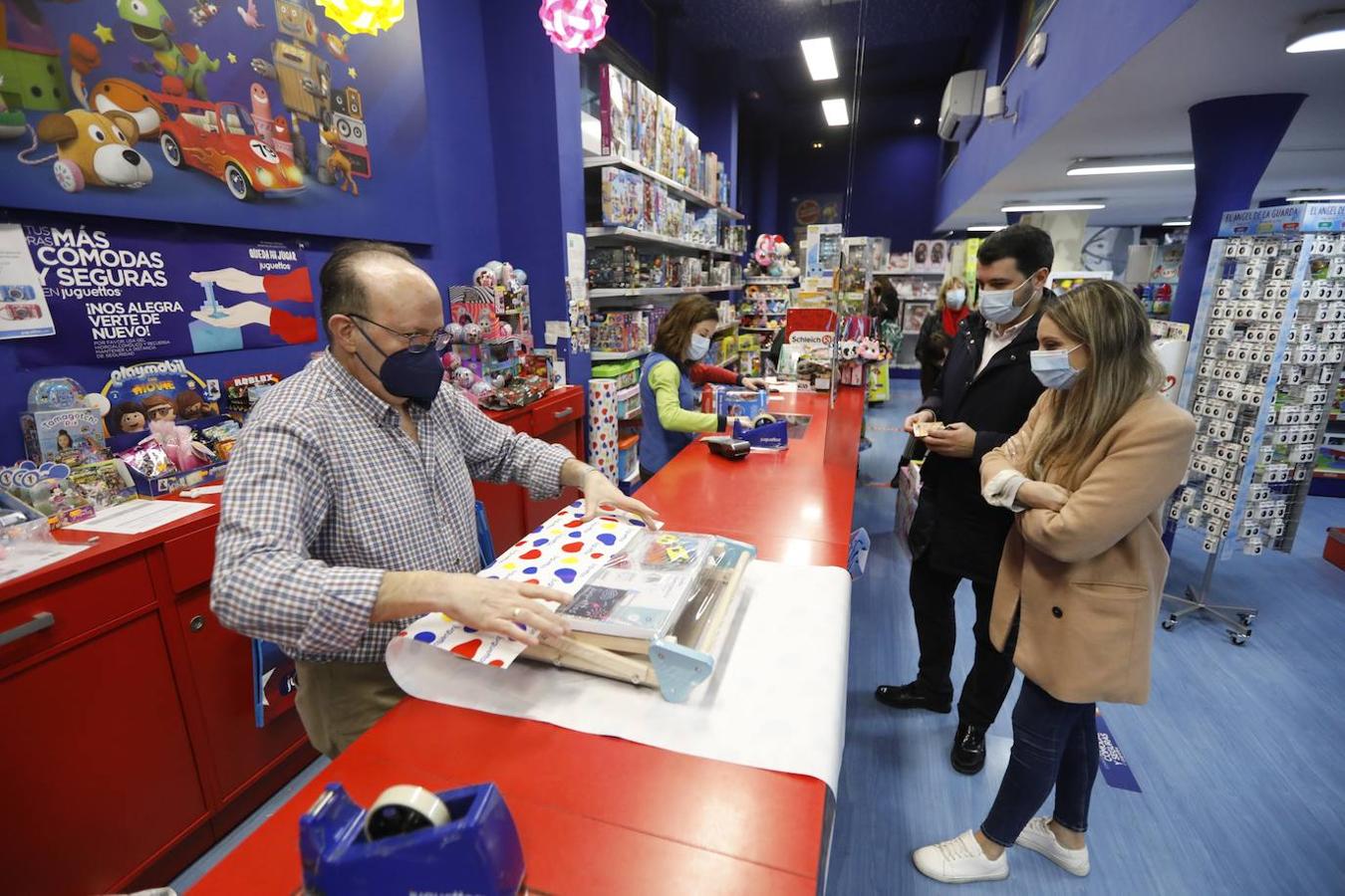 El ambiente de compras para los Reyes Magos en Córdoba, en imágenes