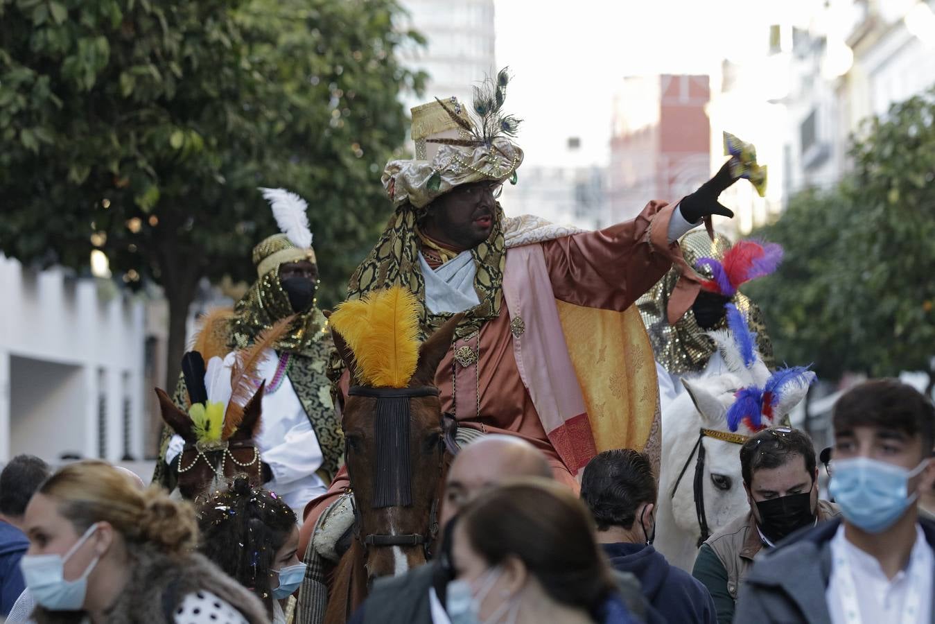 El Heraldo de los Reyes Magos de Sevilla hace una parada previa en Triana y el Porvenir