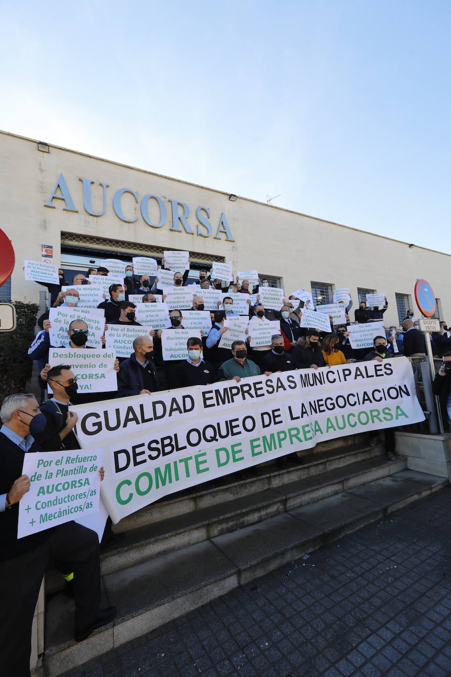 La huelga de Aucorsa en Córdoba, en imágenes